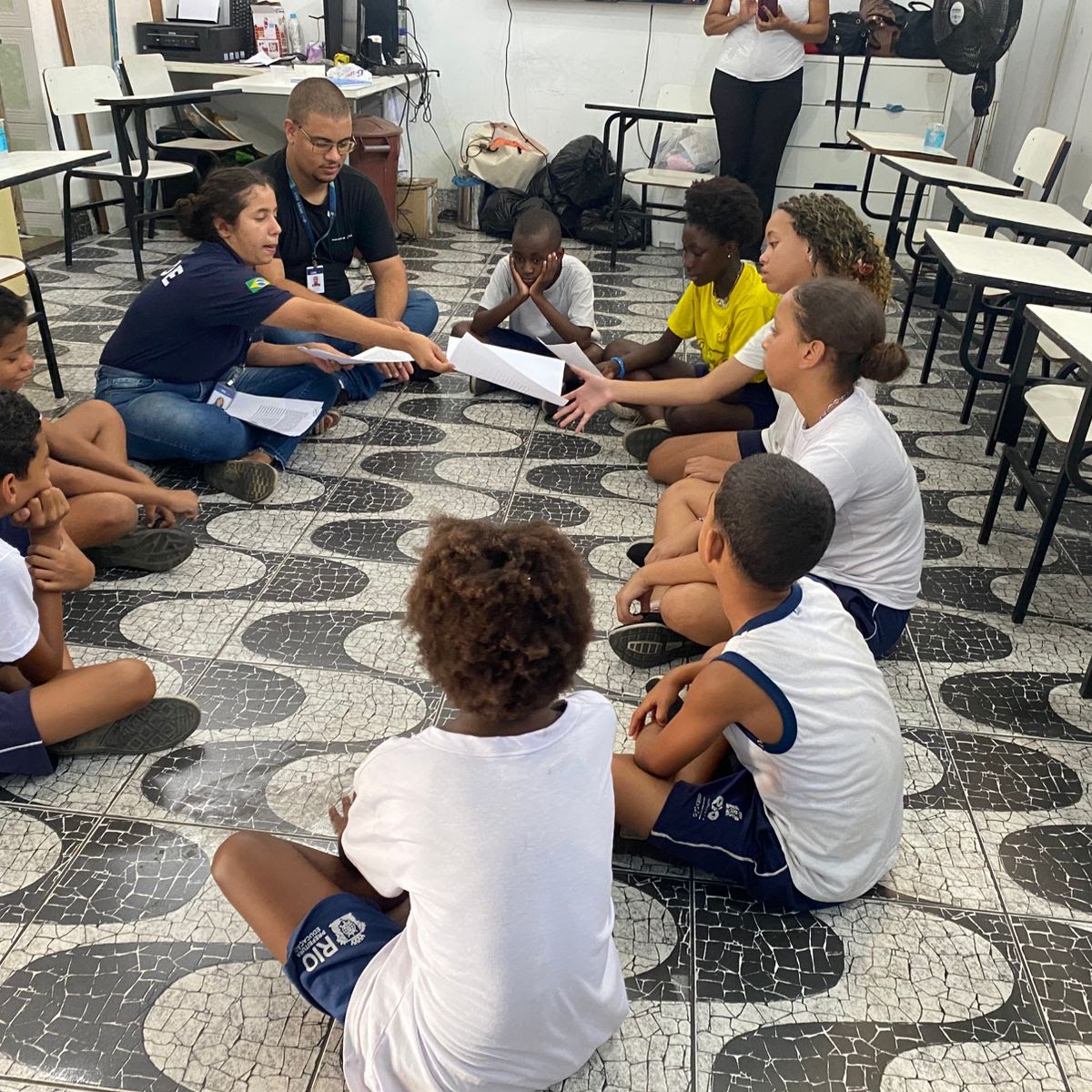 Criancas e equipe do Instituto Thereza Tosta